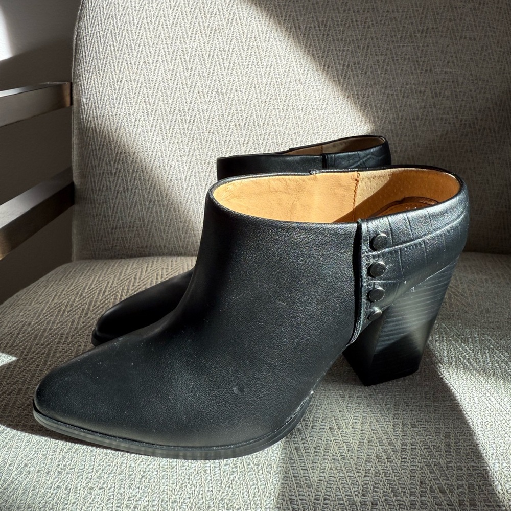 Jaggar Ridge Heel Black Booties